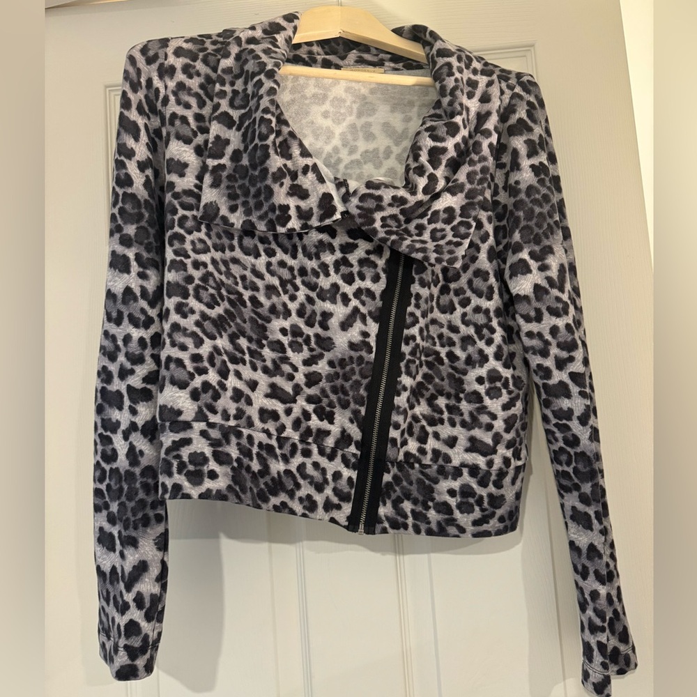 Zip leopard print sweater size med.